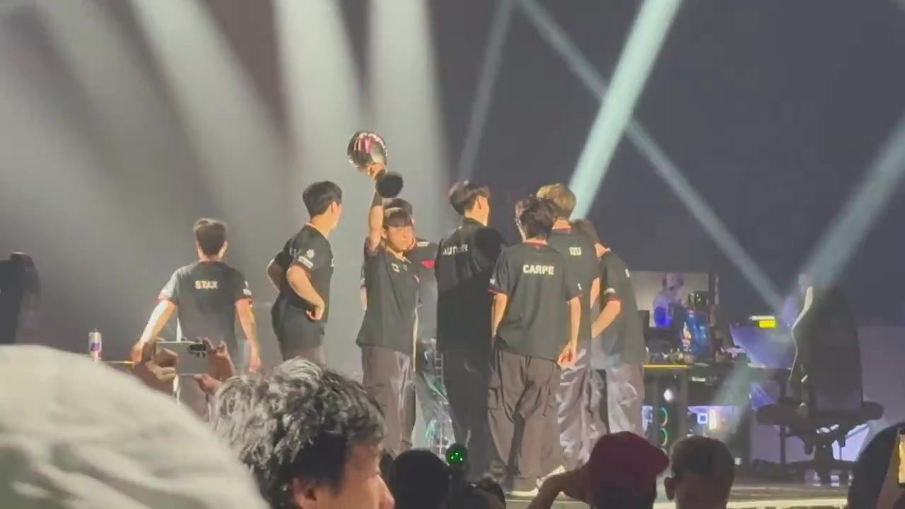谈球吧体育app官网别哭！T1夺冠后 夺冠后iZu激动落泪