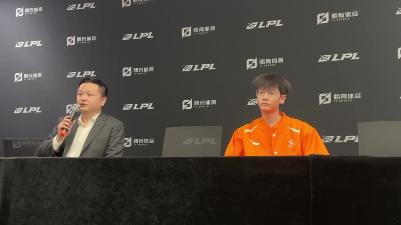 谈球吧体育app下载公共场合开骂！OMG教练怒喷己队选手：打的太弱太怂！执行力很差!