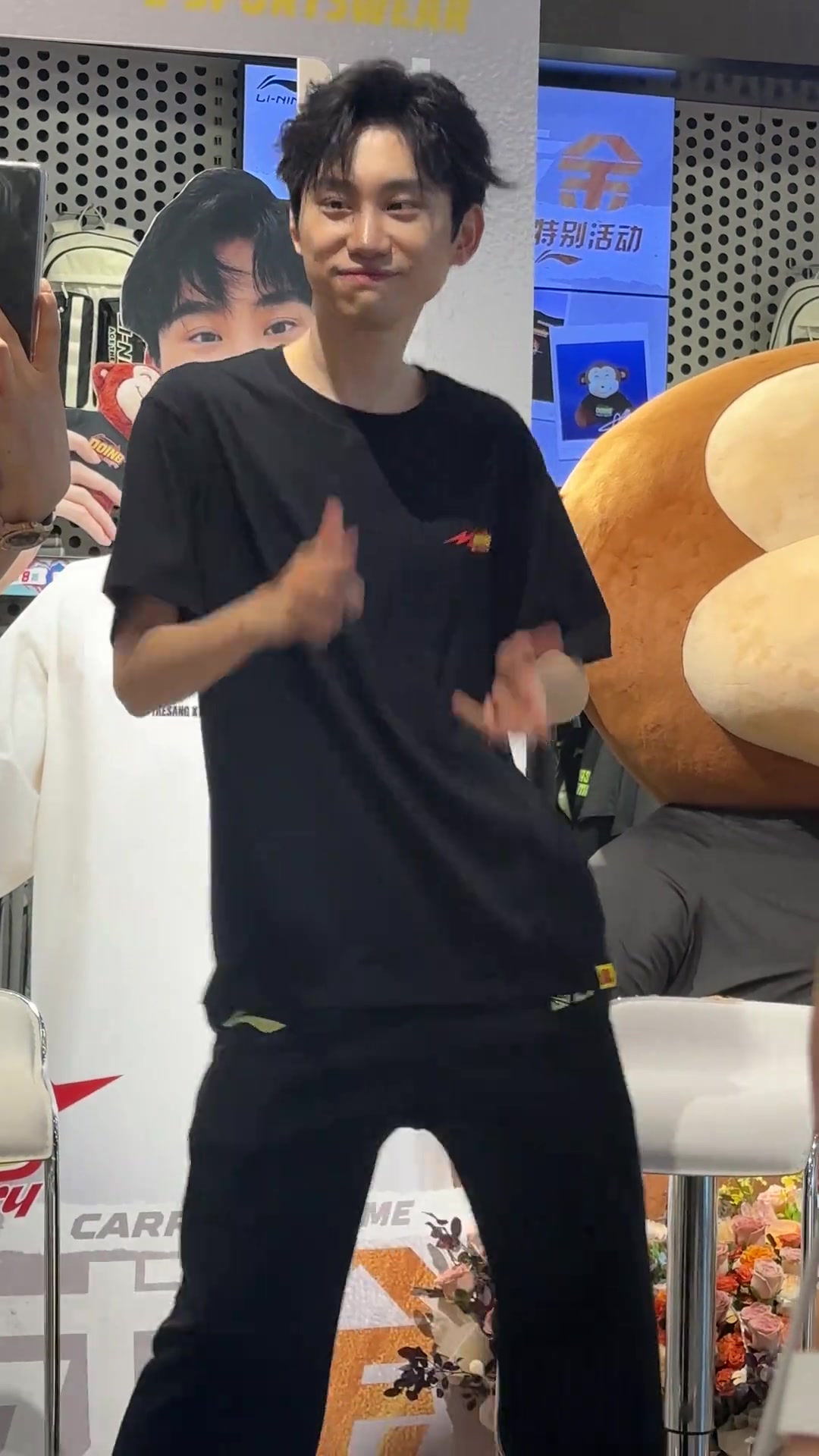 谈球吧(中国)官方网站如何评价🐒的舞姿？Doinb翻跳抖音舞曲《九万字》：身姿妖娆