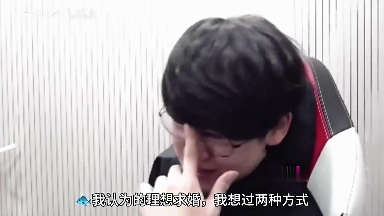 谈球吧体育官网入口丫还挺懂浪漫！Gumayusi谈理想求婚场景：要么家里安静低语，要么钟楼下跪着